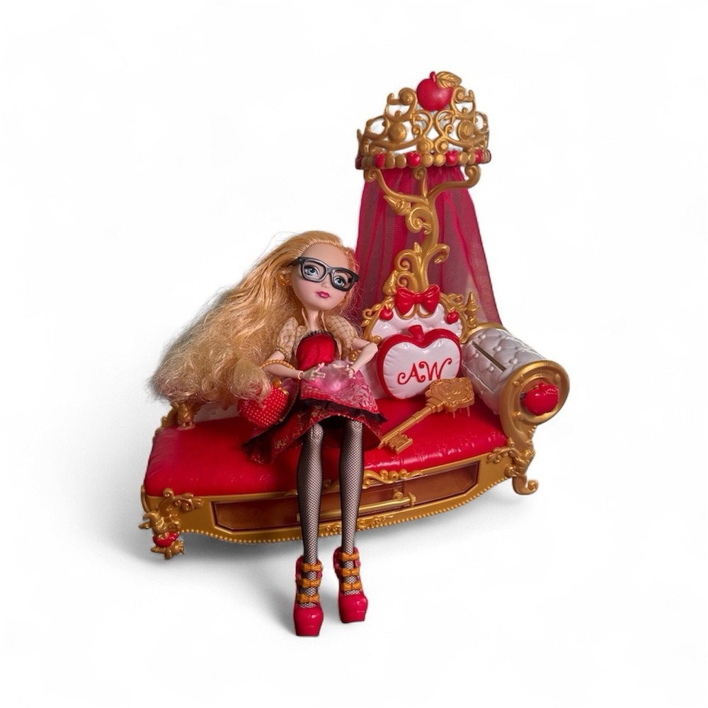 Ever‎ After High Apple White Doll And Fainting Couch Playset